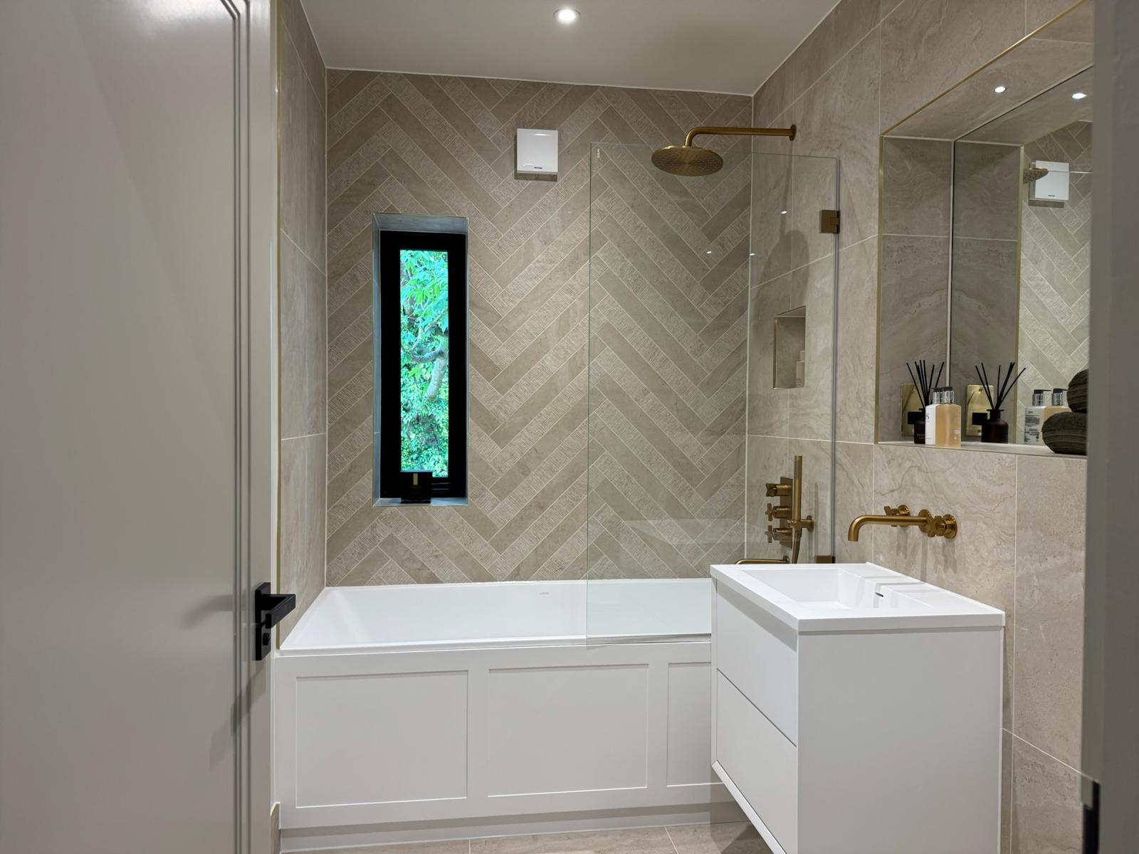 Bathrooms - photograph 5
